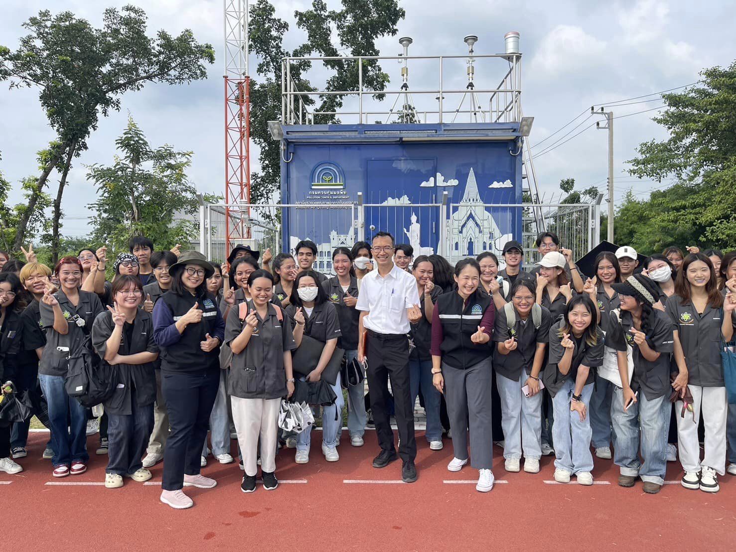 นักศึกษารายวิชา การวิเคราะห์คุณภาพอากาศ เยี่ยมชมการทำงานของอุปกรณ์ตรวจวัด PM2.5 และสารมลพิษในบรรยากาศ ณ สถานีตรวจวัดคุณภาพอากาศ จ.นครปฐม